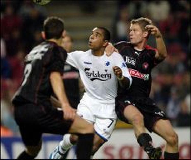FC Københavns angriber Alvaro Santos var i centrum i en flot indsats af FCK i kampen mod FC Midtjylland. - Foto: Jens Dige 