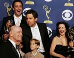 Holdet bag 'Alle elsker Raymond' på scenen i Los Angeles. - Foto: AP 