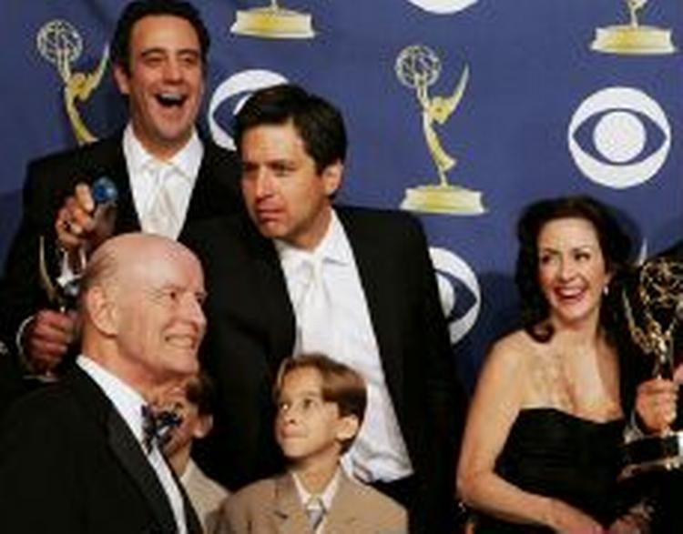 Holdet bag 'Alle elsker Raymond' på scenen i Los Angeles. - Foto: AP 