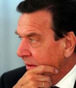 Den tyske forbundskansler Gerhard Schröder bekræfter at, han bliver siddende på magten - Foto: AP 