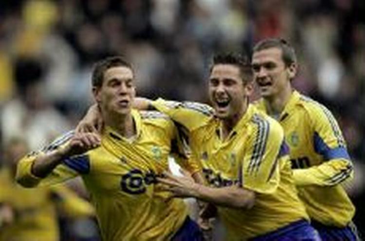 Martin Retov (i midten) er den eneste i denne trio med Daniel Agger og Per Nielsen som ikke er skadet. - Arkivfoto: Jens Dresling. 