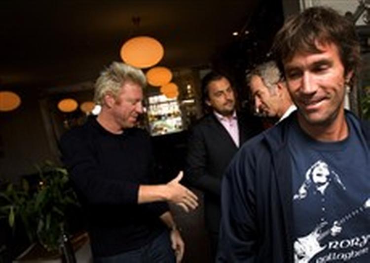 Boris Becker, Henrik Leconte, John McEnroe og Pat Cash hyggede sig, før det går løs inden for stregerne.   Foto: Finn Frandsen 