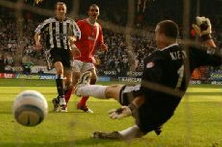 Dean Kiely liggende. - Arkivfoto: AP. 