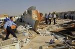 Irakere rydder op ved fængslet i Basra efter briternes redningsaktion. - Foto: AP 