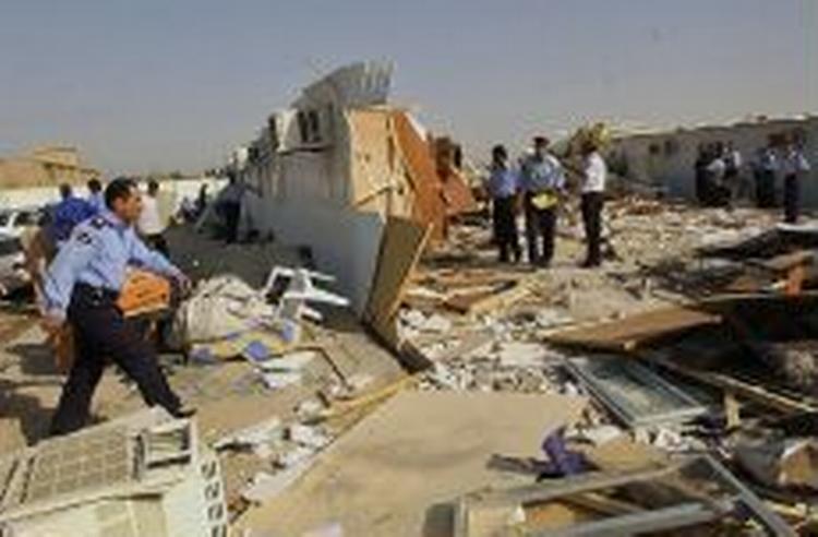 Irakere rydder op ved fængslet i Basra efter briternes redningsaktion. - Foto: AP 