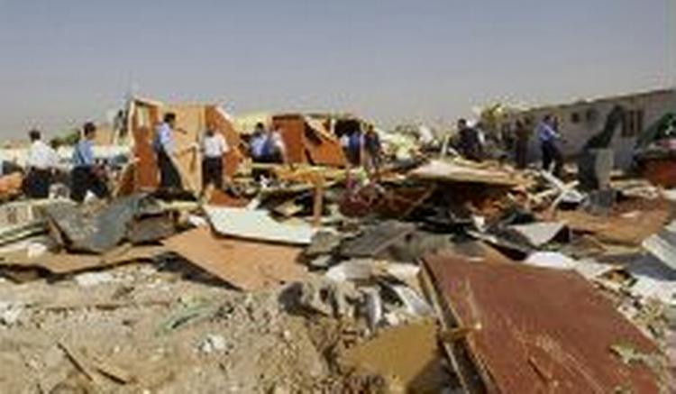 Irakiske politifolk inspicerer ødelæggelserne i Basra. Den britiske militærchef siger, at der kun skete 'mindre skader' ved aktionen i Basra. - Foto: AP 