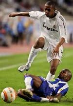 Robinho tackles af Espanyols Domi. Foto: AP. 