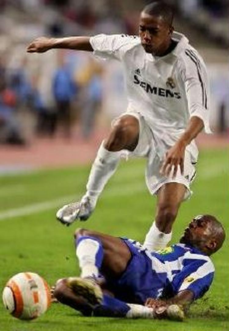 Robinho tackles af Espanyols Domi. Foto: AP. 