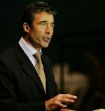 Statsminister Anders Fogh Rasmussen er kraftigt uenig med sin socialminister Eva Kjer Hansen - Foto: AP 