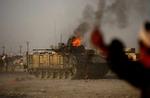 Foto fra tumulterne i Basra, hvor en britisk kampvogn blev bombarderet med sten og brandbomber fra en ophidset folkemængde. - Foto: AP 