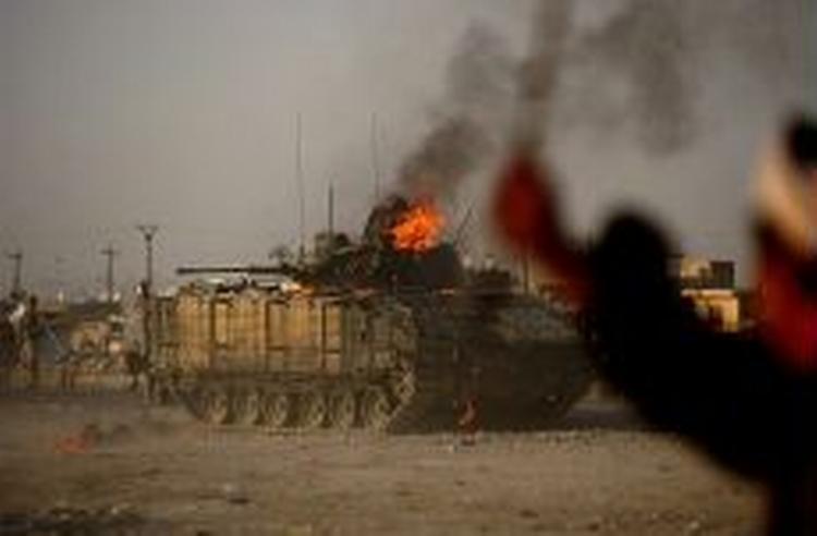 Foto fra tumulterne i Basra, hvor en britisk kampvogn blev bombarderet med sten og brandbomber fra en ophidset folkemængde. - Foto: AP 