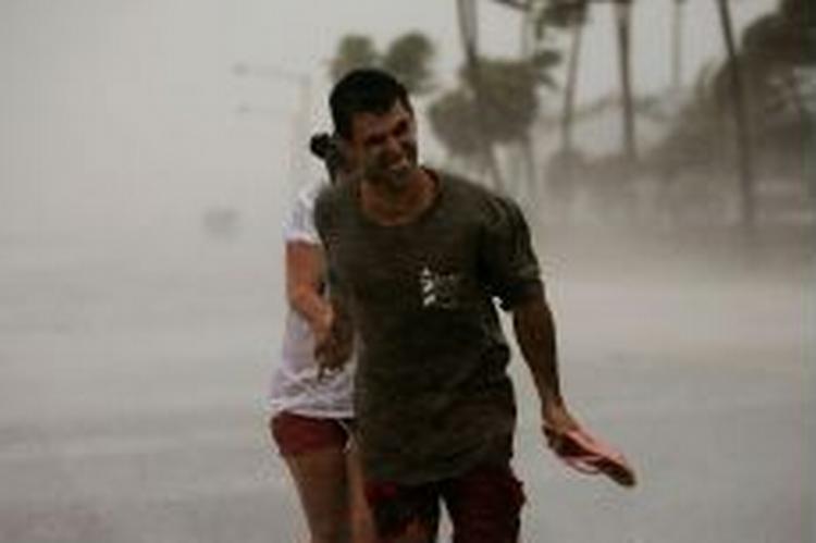 Noel Marcelli trækker afsted med sin kone Bettina, mens Rita snitter Key West i Florida natten til onsdag. - Foto: AP 
