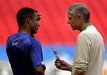 Gilberto Silva i samtale med Arsene Wenger. - Arkivfoto: AP. 