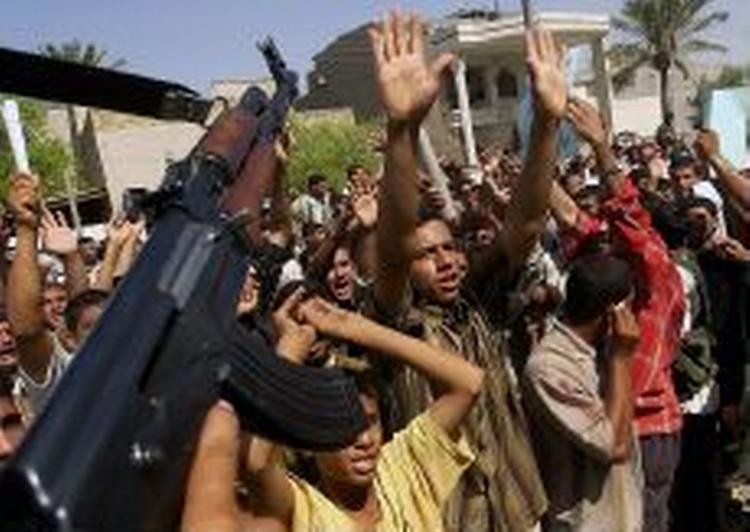 Demonstrerende politifolk i Basra forlanger en undskyldning for den voldsomme britiske befrielsesaktion af to briter fra et fængsel i byen. - Foto: AP 