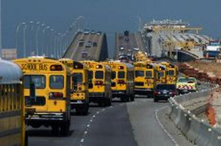 Skolebusser fra Galveston kører ud af byen fyldt med orkan-flygtninge. Orkanen Rita forventes at ramme området med stor styrke fredag. - Foto: AP 