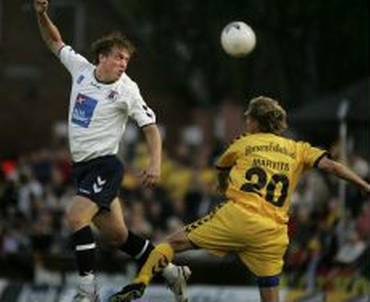 AGF's målscorer Morten 'Duncan' Rasmussen i kamp mod Horsens' Rasmus Marvits. - Foto: Andreas Szlavik 