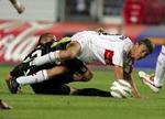 Jon Dahl Tomasson blev den lille i de mange dueller med HSV-spillerne. - Foto: AP. 