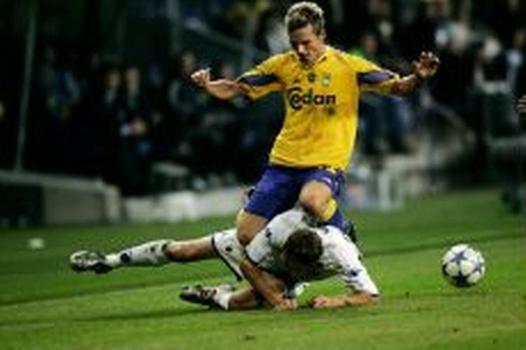 Jonas Kamper sætter af på FCK's Bergdølmo (liggende). - Foto: Martin Lehmann 
