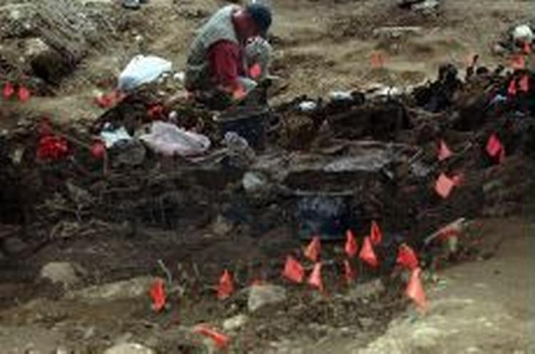 Retsmedicinere under arbejdet ved en af de i alt fem massegrave, der er fundet nær landsbyen Liplje i det nordøstlige Bosnien. - Arkivfoto: AP 