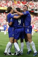 Chelseas verdensklassespiller Frank Lampard (yderst til højre) tjener angiveligt 60 millioner kroner om året. Han er næppe interesseret i et lønloft. - Foto: AP. 