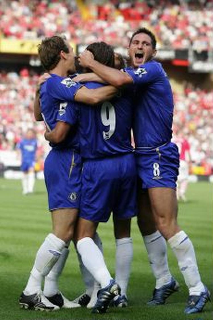 Chelseas verdensklassespiller Frank Lampard (yderst til højre) tjener angiveligt 60 millioner kroner om året. Han er næppe interesseret i et lønloft. - Foto: AP. 