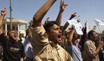 Foto fra en større anti-britisk demonstration i Basra i går. - Foto: AP 