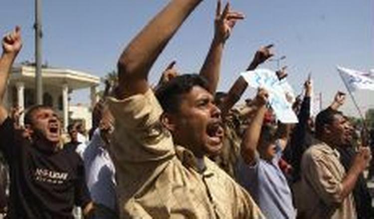 Foto fra en større anti-britisk demonstration i Basra i går. - Foto: AP 