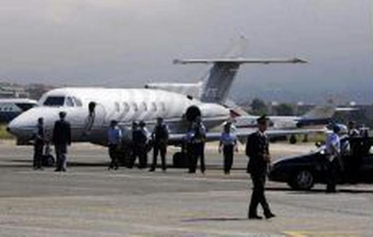 Flyet med den terrormistænke om bord forlader Rom. - Foto: AP 