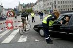 Parkering København standser folk ved Højbro Plads. - Foto: Thomas Borberg 