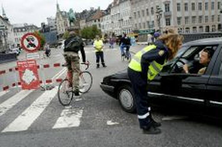 Parkering København standser folk ved Højbro Plads. - Foto: Thomas Borberg 