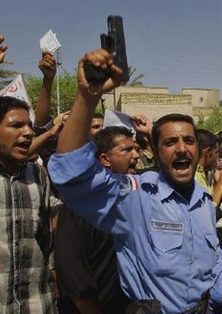 Irakere demonstrerer mod briterne i Basra efter den britiske befrielsesaktion mod et fængsel i byen. Nu kræver irakerne to britiske soldater udleveret igen, før de vil samarbejde med briterne. - Foto: AP 