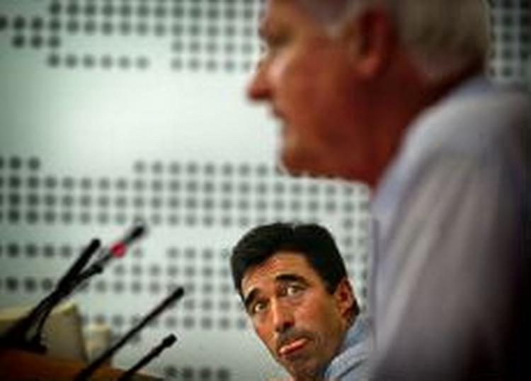 Svend Auken og Anders Fogh mødes hvert år til et duel-møde på Aarhus Universitet. I år kom snakken til at dreje omkring emnet 'ulighed'. Billedet er fra mødet i 2003. - Arkivfoto: Andreas Szlavik 