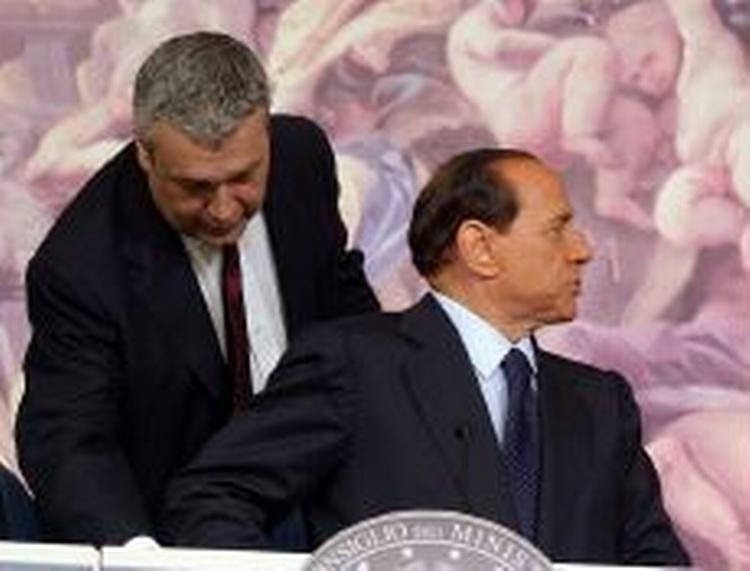 Italiens finansminister, Domenico Siniscalco (tv), gik i dag af i vrede, hvilket kaster Silvio Berlusconis (th) regering ud i en krise. - Foto: AP 