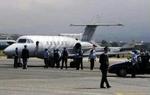 Flyet med den terrormistænkte Hamdi Issac kom i dag til Storbritannien fra Italien. Og allere nu er Hamdi Issac anklaget ved en britisk domstol. - Foto: AP 