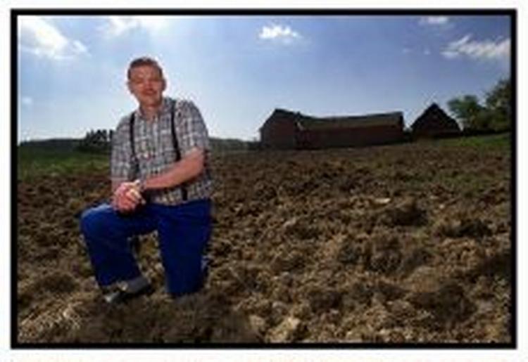 Landmand Erling Emil Jensen har problemer med forurenet jord på sin gård i Gramrode. Teknologi skal nu redde miljøet fra forureningen. - Arkivfoto: Claus Bonnerup 