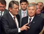 Ukraines præsident Viktor Jusjtjenko (tv) vandt en sejr torsdag, da parlamentet godkendte hans kandidat, Jurij Jekhanurov (th), som landets nye premierminister. - Foto: AP 