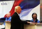 Lederen af Delta Airlines, Gerald Grinstein, taler med ansatte i Atlanta. Det tredjestørste flyselskab i USA vil fyre 9.000 ansatte og samtidig åbne en rute til København. - Foto: AP 