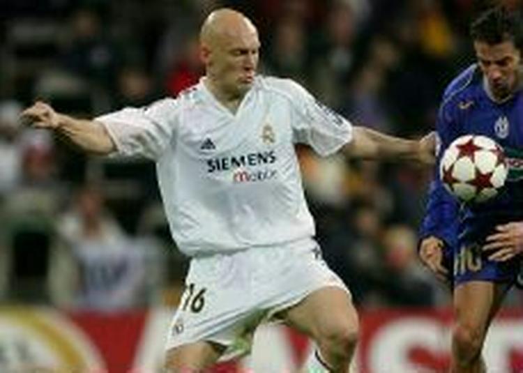 Thomas Gravesen er røget i rygtemøllen. På grund af den dårlige sæsonstart i Real Madrid forbindes danskeren nu med skifte til Manchester United, Everton eller måske HSV. - Arkivfoto: AP 