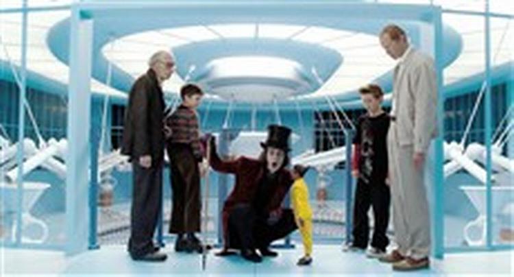 Man er aldrig i tvivl om ophavsmanden, når man ser en film af Tim Burton. Og han er aldrig mere Tim Burtonsk, end når han er i kontakt med sit barnesind, som i 'Charlie og chokoladefabrikken'. - Foto: Sandrew Metronome 