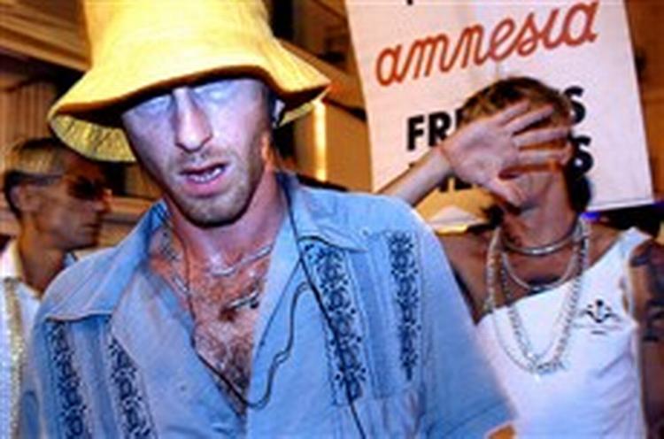 Hovedpersonen i 'It's all gone Pete Tong' er en britisk discjockey med lidt for stærke følelser for såvel sex som stoffer og pumpende musik. - Foto: Angel Film 