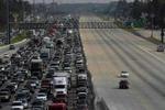 Køerne på motorvejen ved Houston er op til 160 kilometer lange. -Foto: AP 