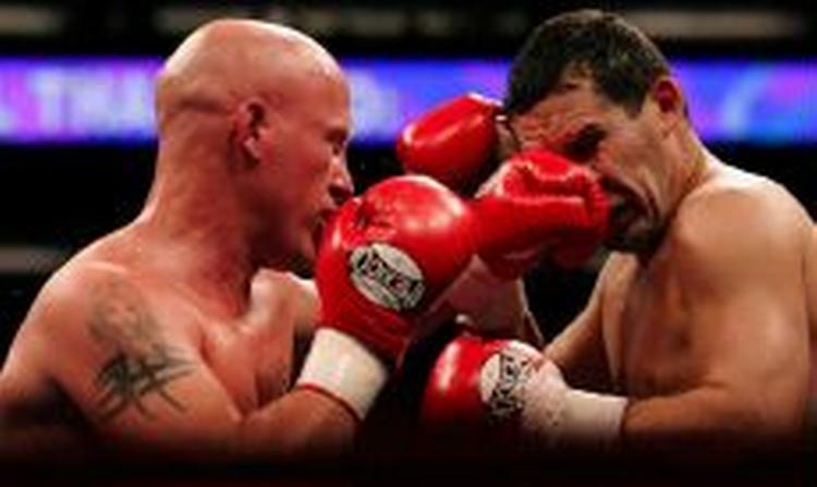 Julio Cesar Chavez (th.) stoppede sin modstander i 11. omgang. - Foto: AP 