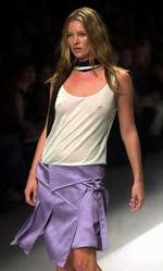 Den verdenskendte supermodel Kate Moss underskylder kokainforbrug. Her er hun på podiet til et modeshow i Milan, september 2004. - Foto: AP 
