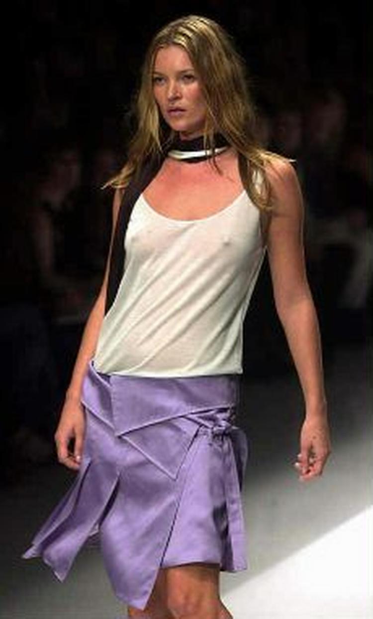 Den verdenskendte supermodel Kate Moss underskylder kokainforbrug. Her er hun på podiet til et modeshow i Milan, september 2004. - Foto: AP 