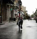 Borgerne i New Orleans nåede lige at få tørre gader. Men nu er et dige i byen igen oversvømmet - før orkanen Rita har ramt land. - Foto: AP 