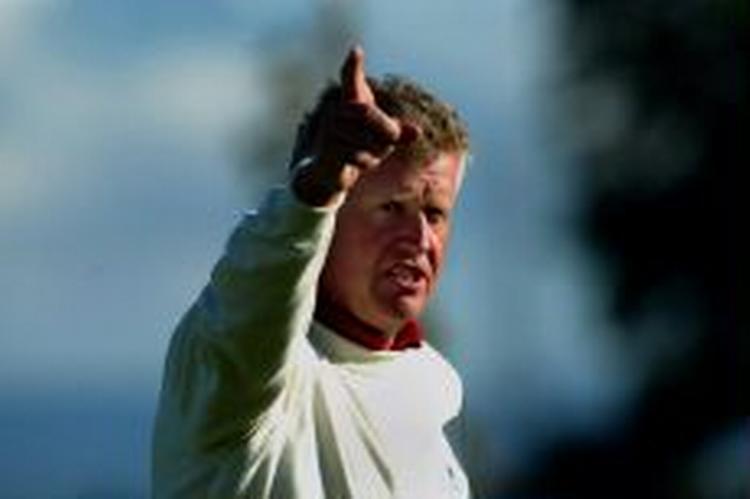 Den skotske golf-spiller Colin Montgomerie var ikke så stolt ved situationen efter at han i dag tabte til Thomas Bjørn og Henrik Stenson. - Foto: AP 