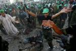 Militante palæstinensere og Hamas-folk løber mod stedet, hvor en eksplosion i dag dræber mindst ti personer i en flygtningelejr i Gaza. - Foto: AP 