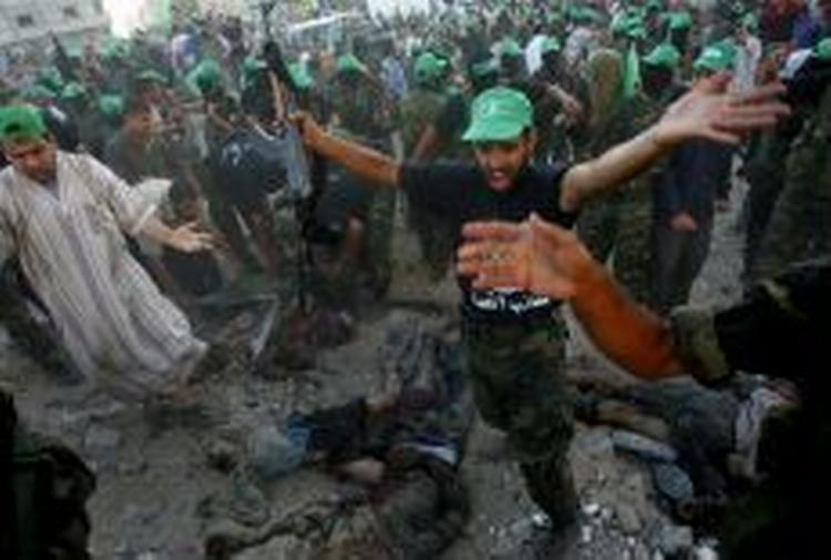 Militante palæstinensere og Hamas-folk løber mod stedet, hvor en eksplosion i dag dræber mindst ti personer i en flygtningelejr i Gaza. - Foto: AP 