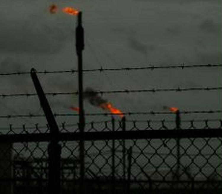 Flammerne på olieraffinaderierne i Beaumont i Texas er i fare for at blive slukket, når orkanen Rita rammer kysten. - Foto: AP 
