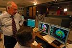 Max Mayfield, direktøren af National Hurricane Center i Miami overvåger orkanen. - Foto: AP 